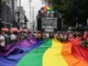 Parada LGBT+ reforça distância da direita e contrasta com Marcha para Jesus
