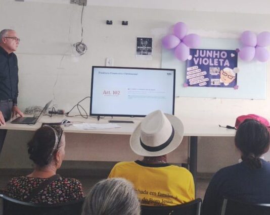 Palestra no Cras Cajuru trata sobre violência patrimonial contra a pessoa idosa