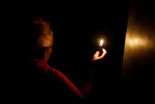 Mulher fica cinco anos sem energia elétrica em casa após vingança do ex