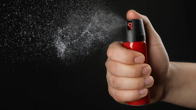 Mulheres podem comprar e usar spray de pimenta para defesa pessoal
