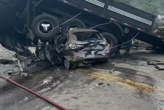 Mesmo caminhão se envolve em três acidentes e deixa dois mortos no CE