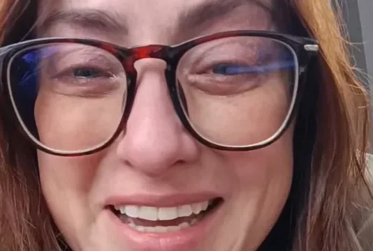 Professora chora após aluno pôr vidro em seu copo: “No limite”