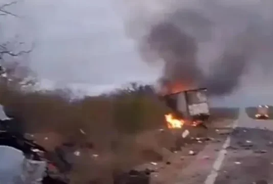 Acidente entre van e caminhão mata sete pessoas no sertão de Pernambuco
