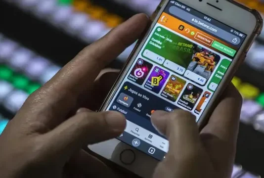 Mães endividadas apostam online em busca de renda, aponta estudo