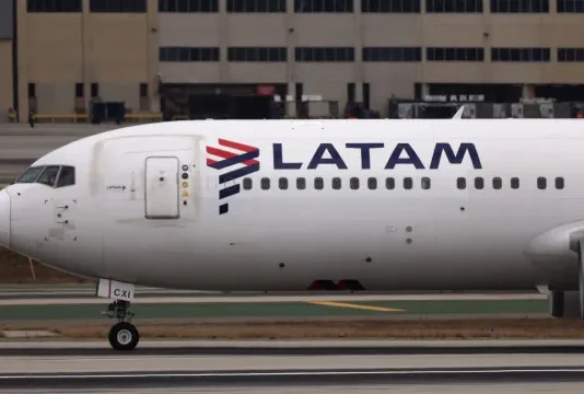 Avião da Latam é obrigado a arremeter após aproximação de balão na pista do Galeão, no Rio