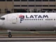 Avião da Latam é obrigado a arremeter após aproximação de balão na pista do Galeão, no Rio