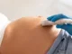Mulher descobre gravidez um mês após hospital confirmar aborto e fazer curetagem com feto vivo