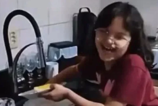 Menina tem ataque de riso de mais de 3h (que esconde problema de saúde)