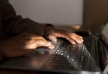 Investigados por desinformação e tentativa de golpe seguem ativos nas redes em 2026