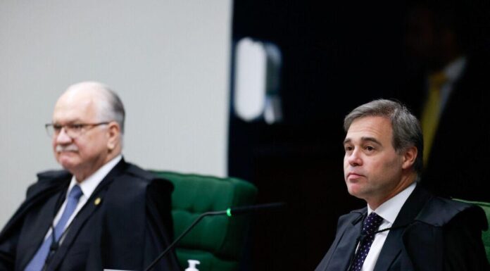 Três decisões em 32 horas no STF: o relógio eleitoral de Mendonça e a hora de Fachin atuar