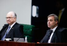 Três decisões em 32 horas no STF: o relógio eleitoral de Mendonça e a hora de Fachin atuar
