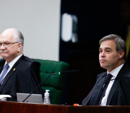 Três decisões em 32 horas no STF: o relógio eleitoral de Mendonça e a hora de Fachin atuar